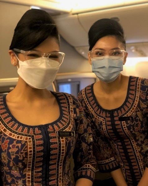 Crew der Singapore Airlines mit Mund-Nasen-Schutz