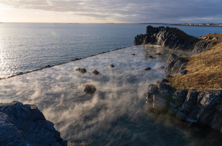 Thermalbecken vor der kulisse von Reykjavik