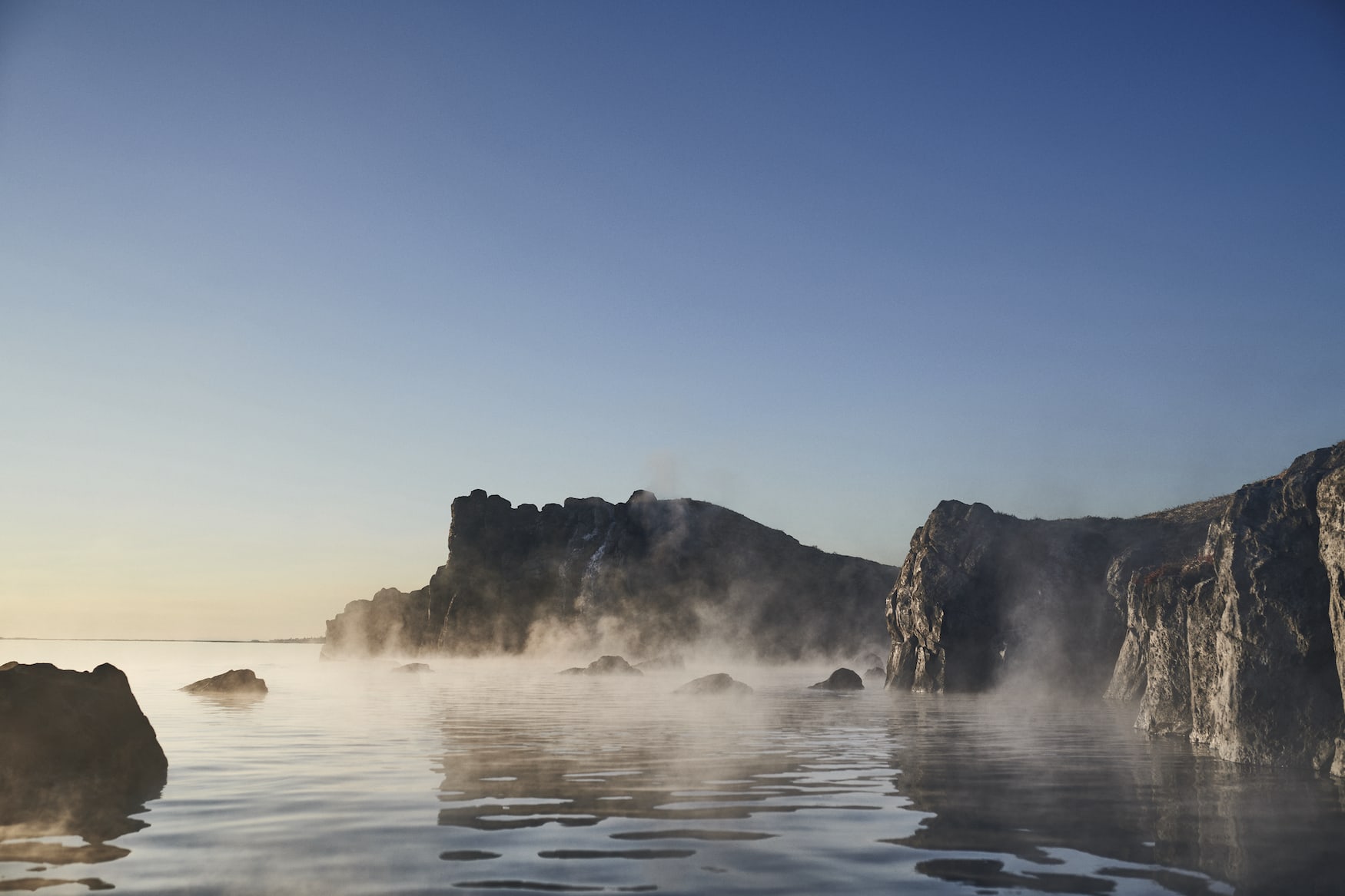 Dampf von Thermalwasser der Sky Lagoon in Island