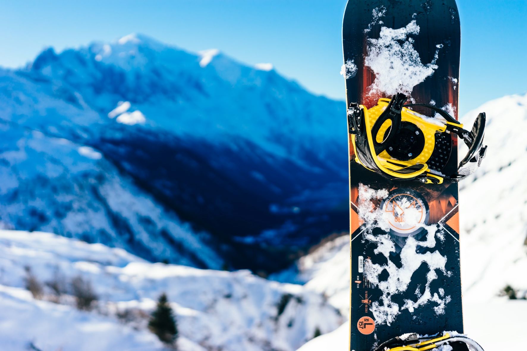Buntes Snowboard vor Bergkulisse im Winter 