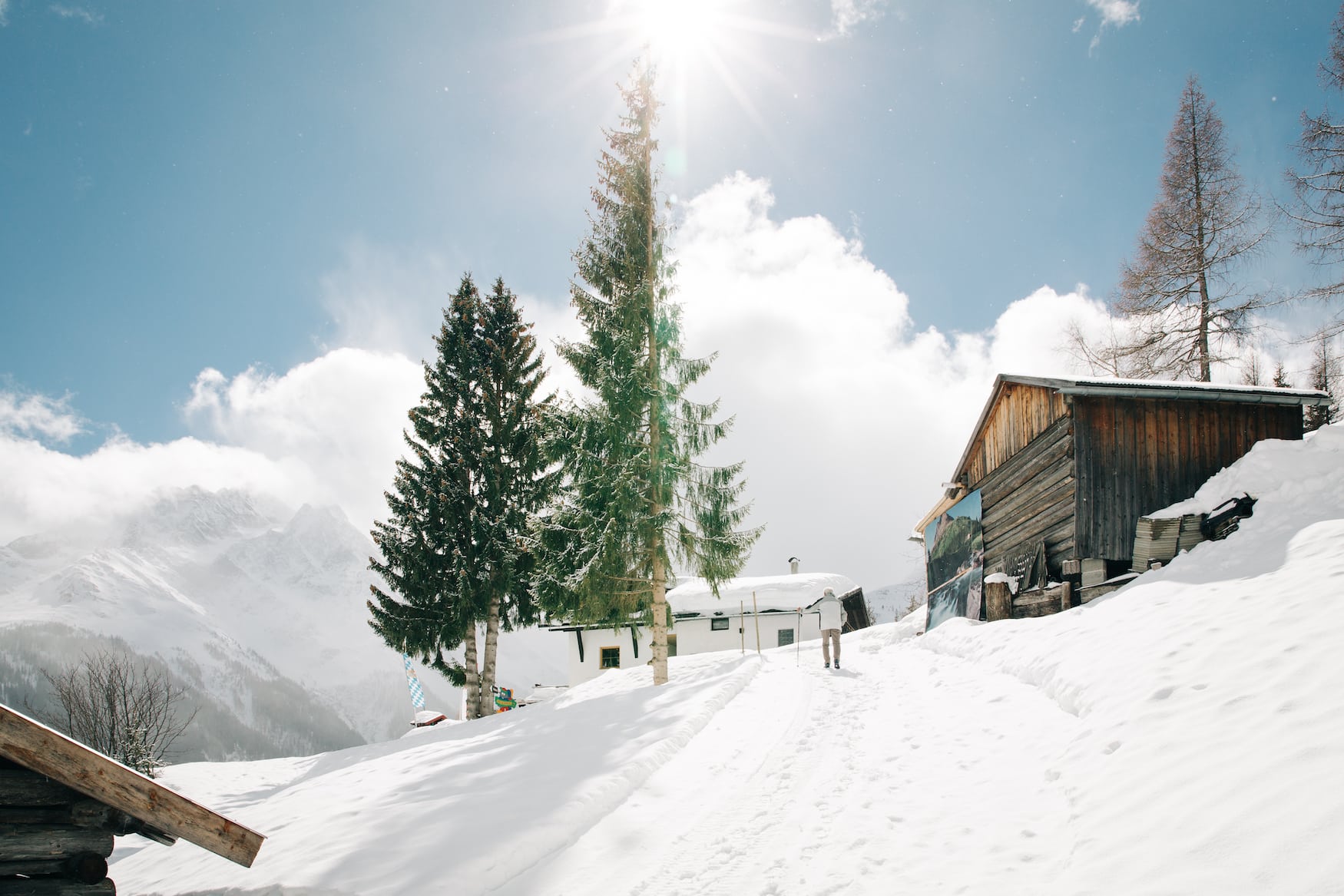 Aktiv im Urlaub – dank des gesunden Bergklimas sind Winterwanderungen in St. Anton am Arlberg/Österreich gemütlicher Spaziergang und Trainingseinheit zugleich