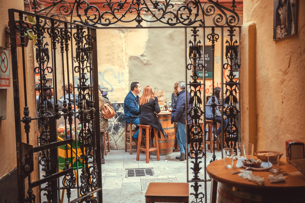 Besucher auf der Terrasse einer Bar in Malaga 