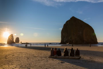 Besucher am Cannon Beach in Oregon
