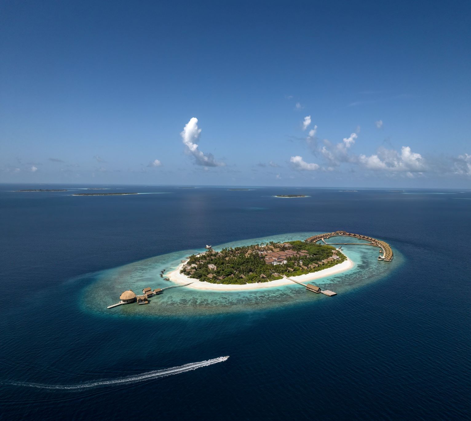 Vogelperspektive auf das Resort Joali Being auf den Malediven 