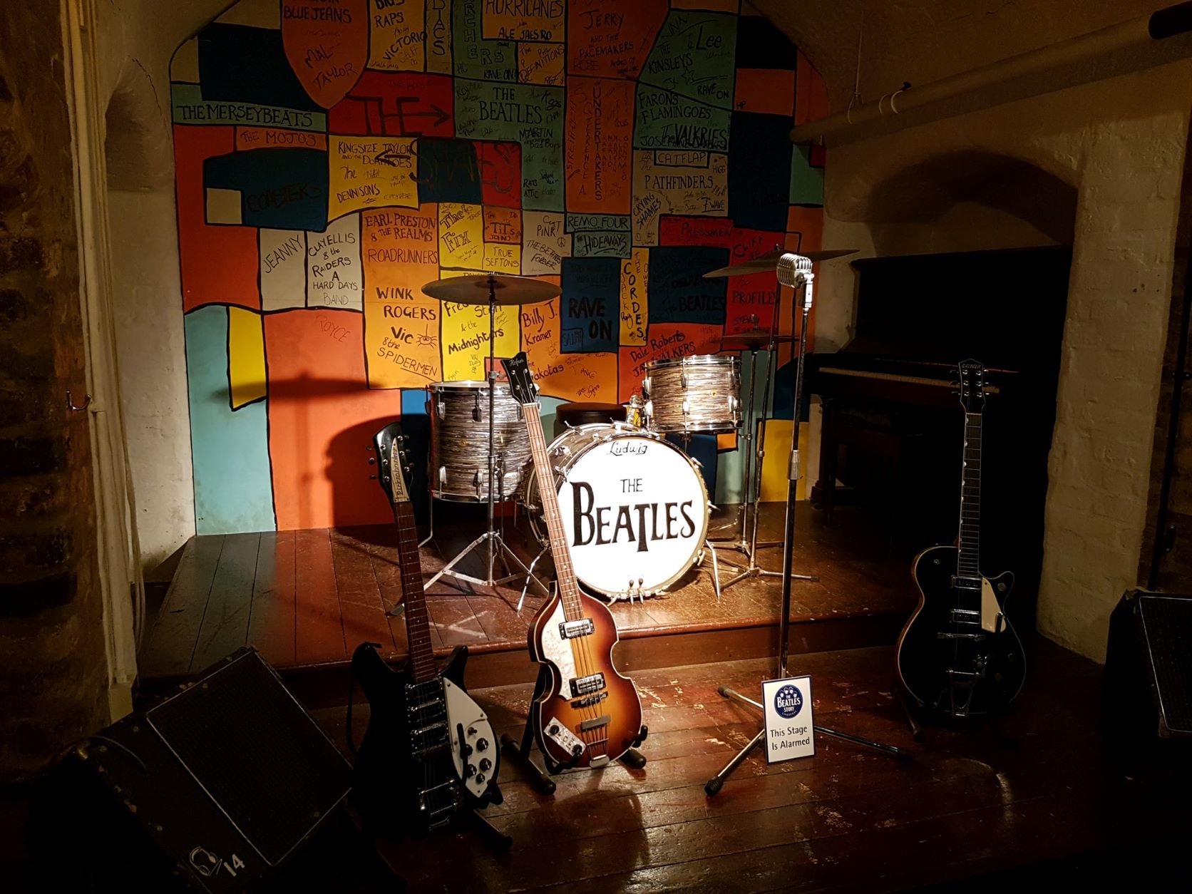 Musikinstrumente im Liverpool Beatles Museum 
