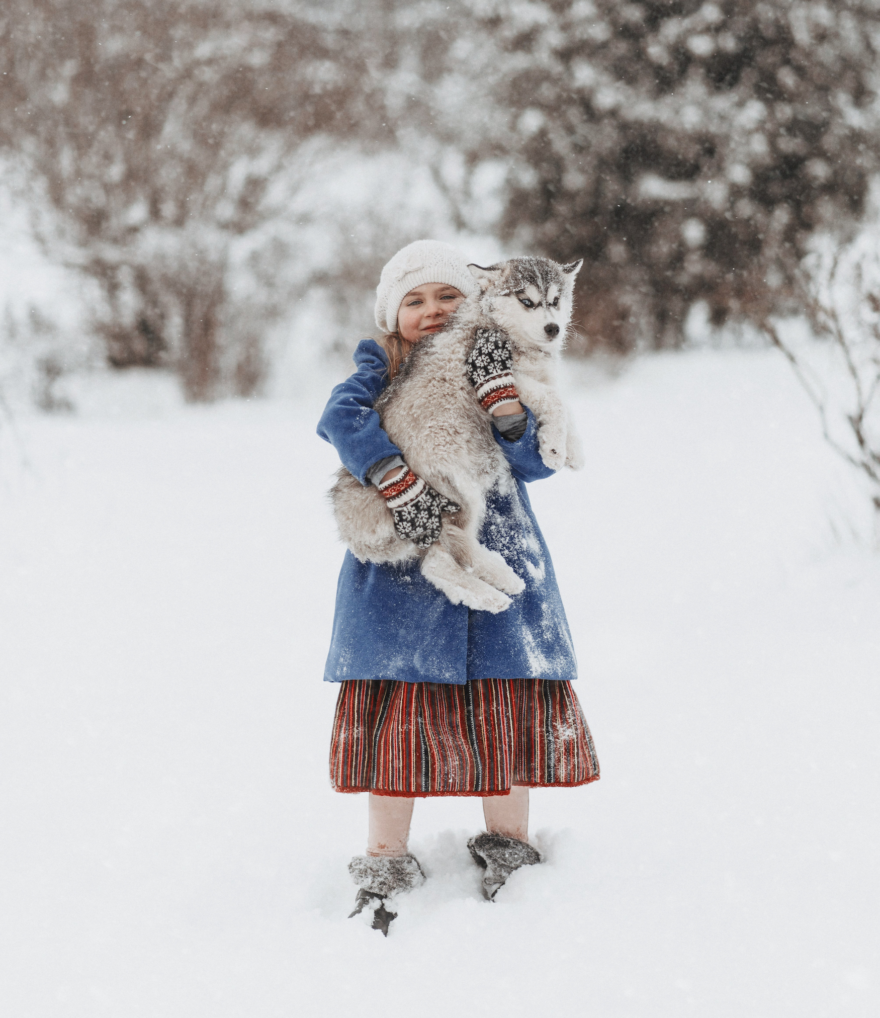 Mädchen mit Husky in Estland