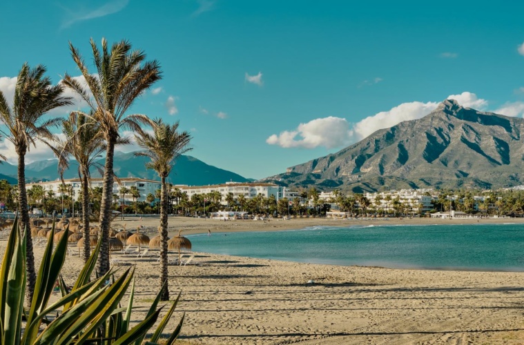 Marbella: Blick auf Strand und Berg Puerto Banus