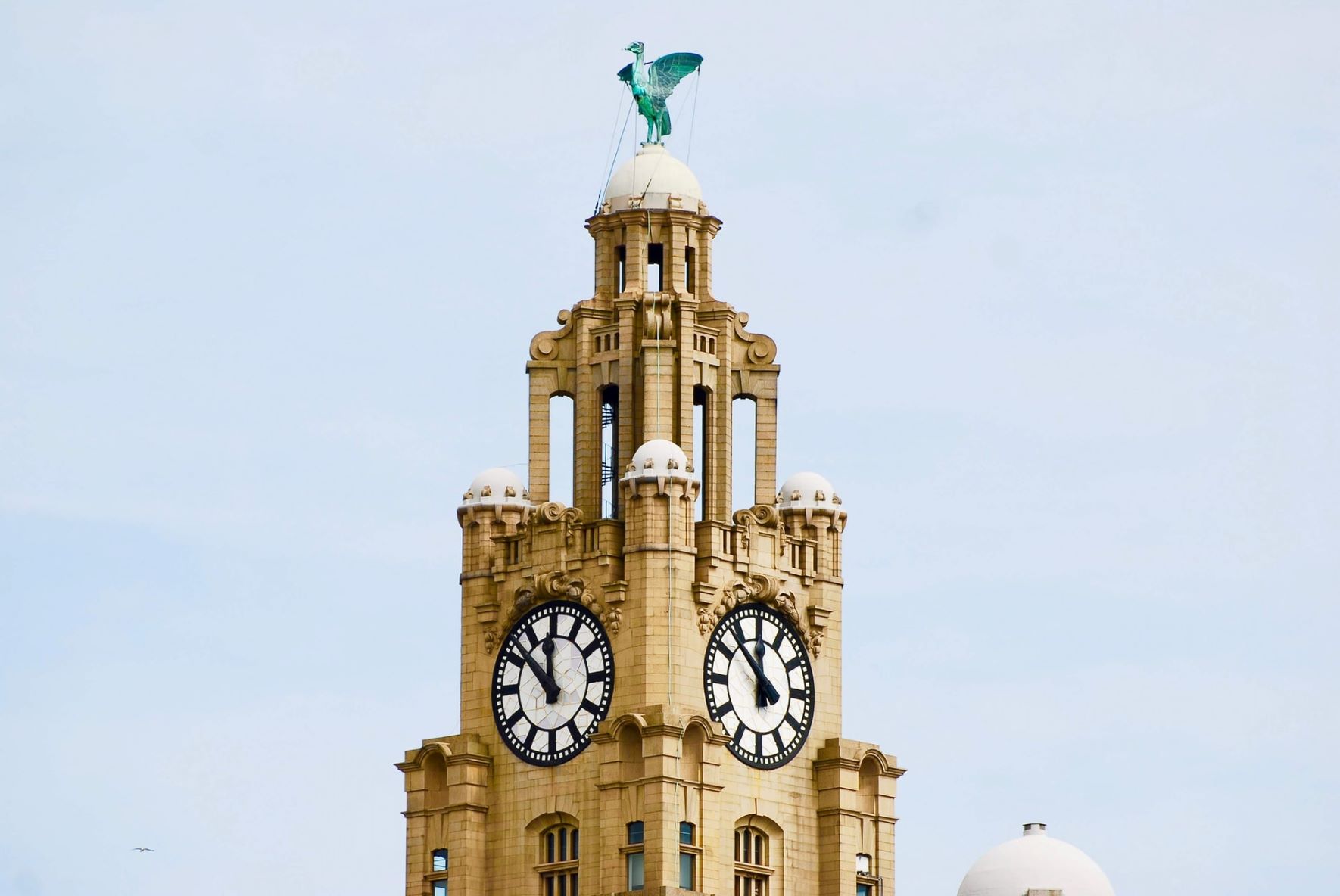 Spitze des Royal Liver Building in Liverpool 