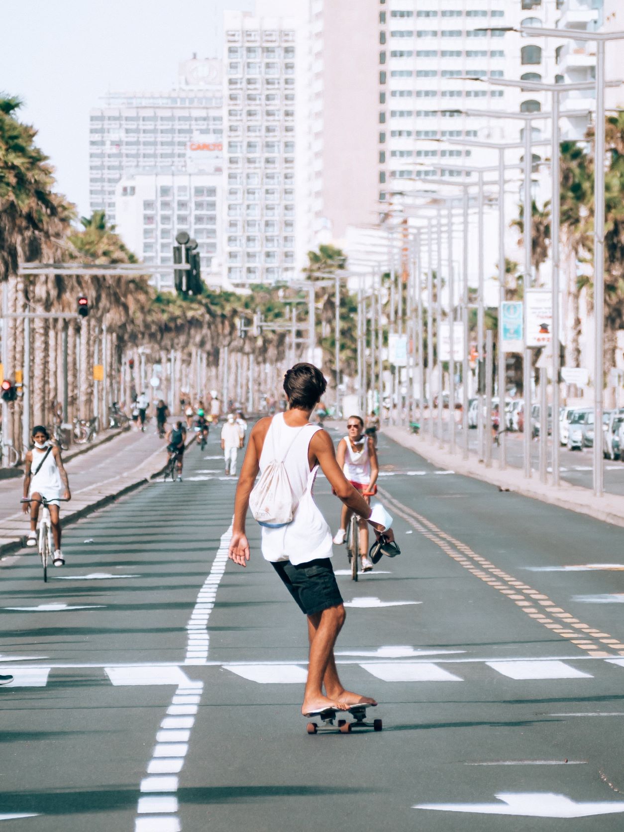 Skater und Radfahrer auf Straße in Tel Aviv 