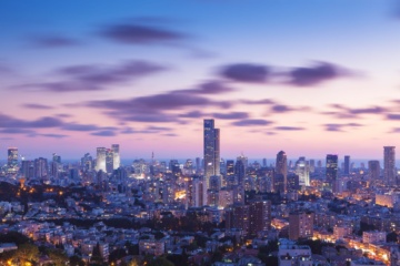 Skyline von Tel Aviv in der Dämmerung