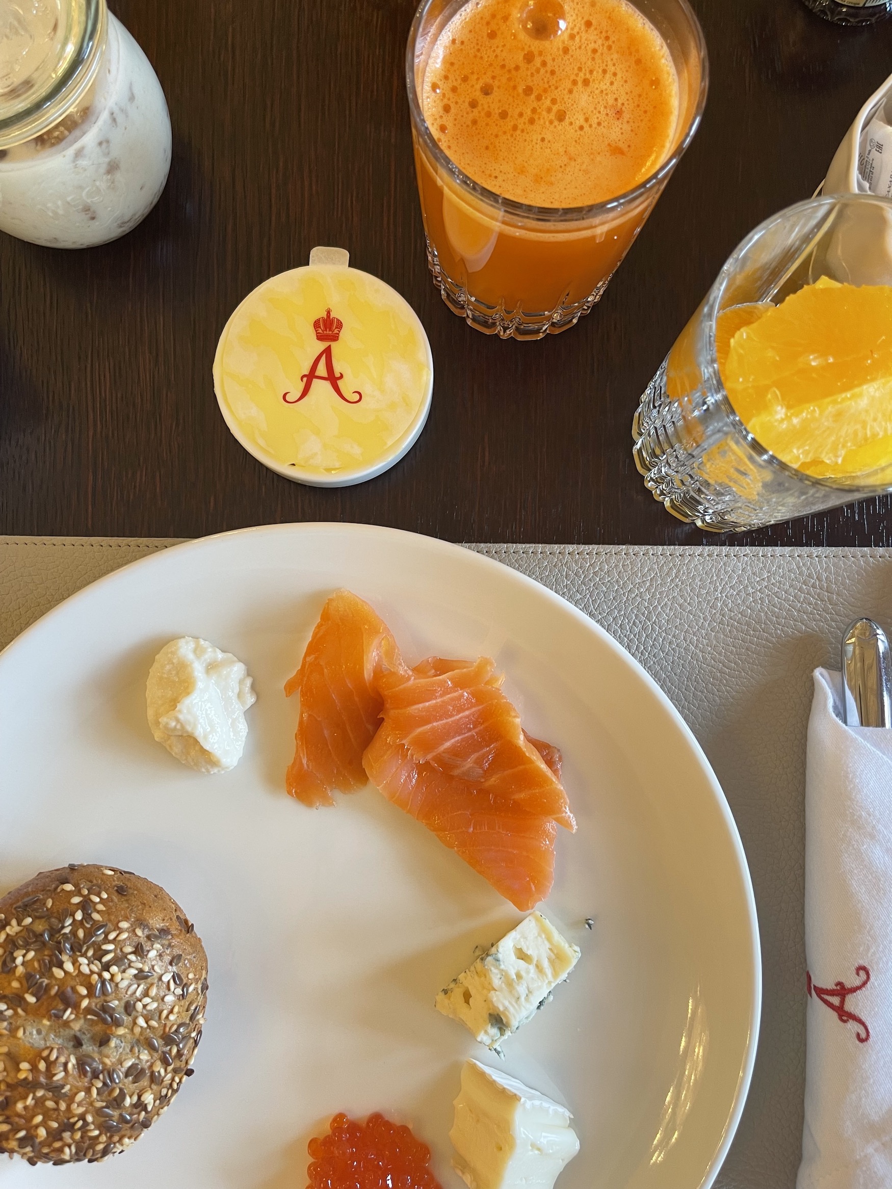 Lachs, Kaviar, Orangensaft und Brötchen auf einem Tisch beim Hotelfrühstück