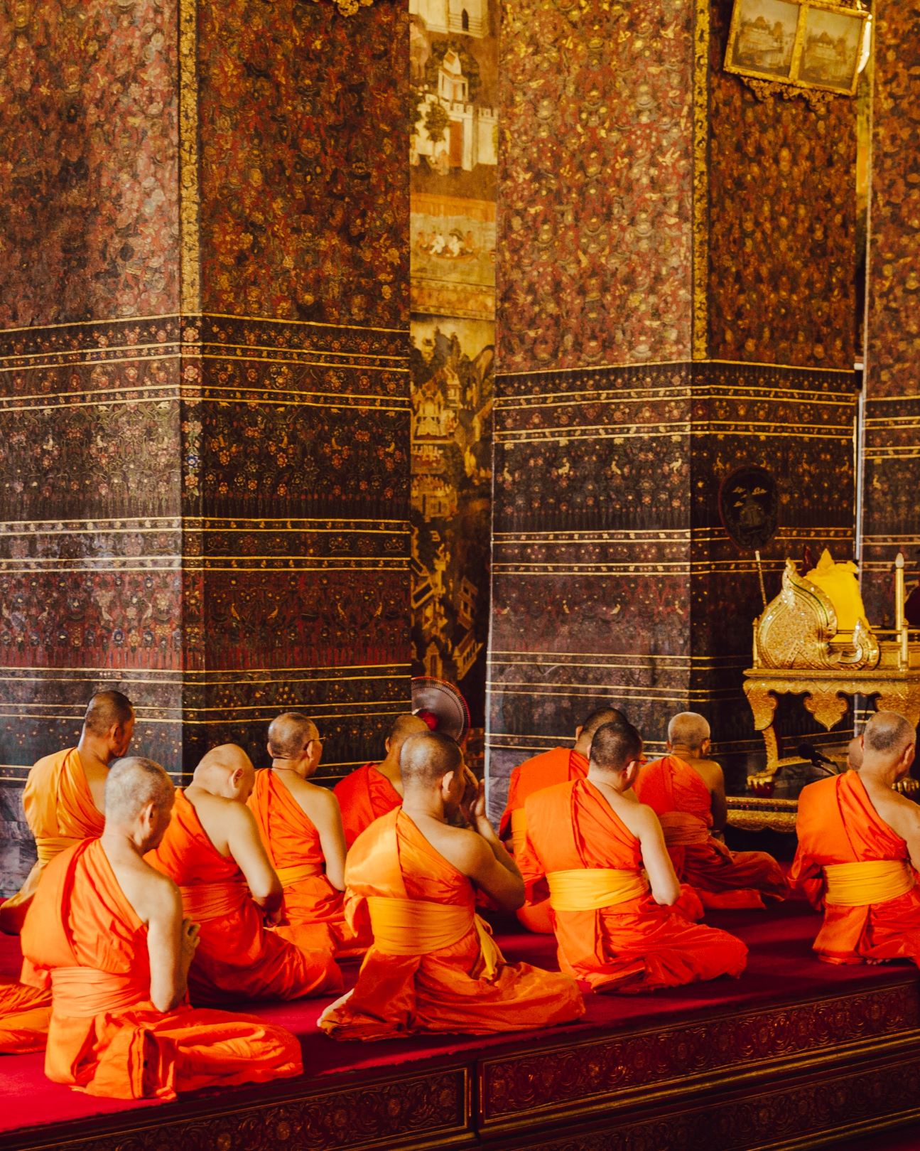 Betende Mönche in einem Tempel in Thailand 