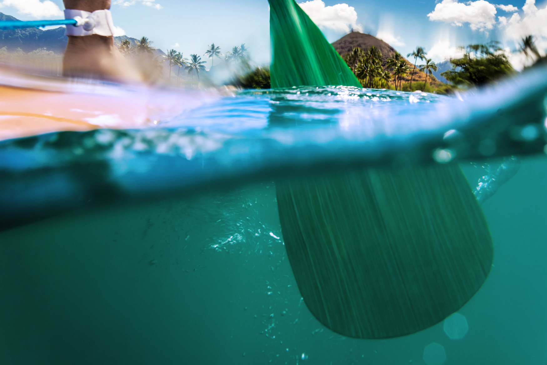 Paddel taucht in Wasser vor der Küste von Hawaii ein