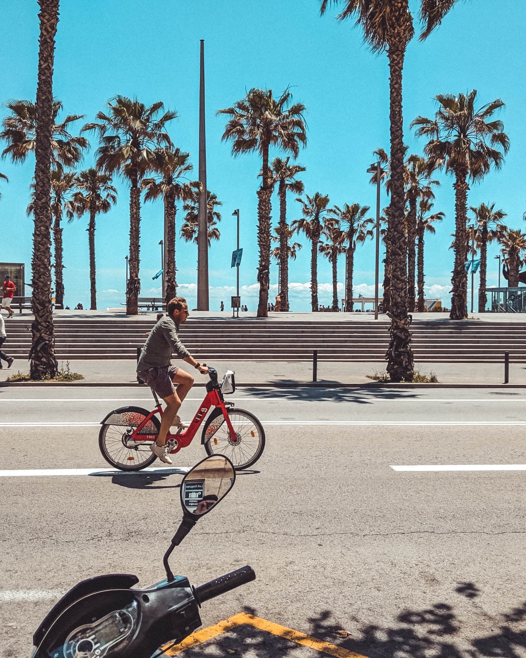 Fahrradfahren am Strand von Barcelona
