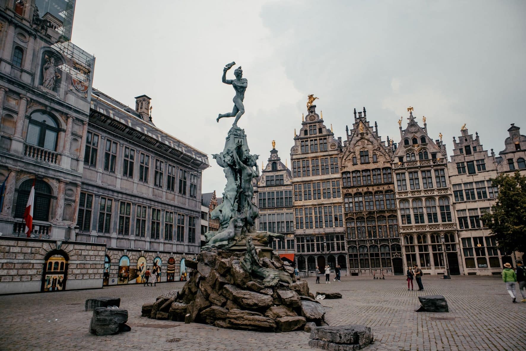 Brabo-Skulptur auf dem Grote Markt in Antwerpen 
