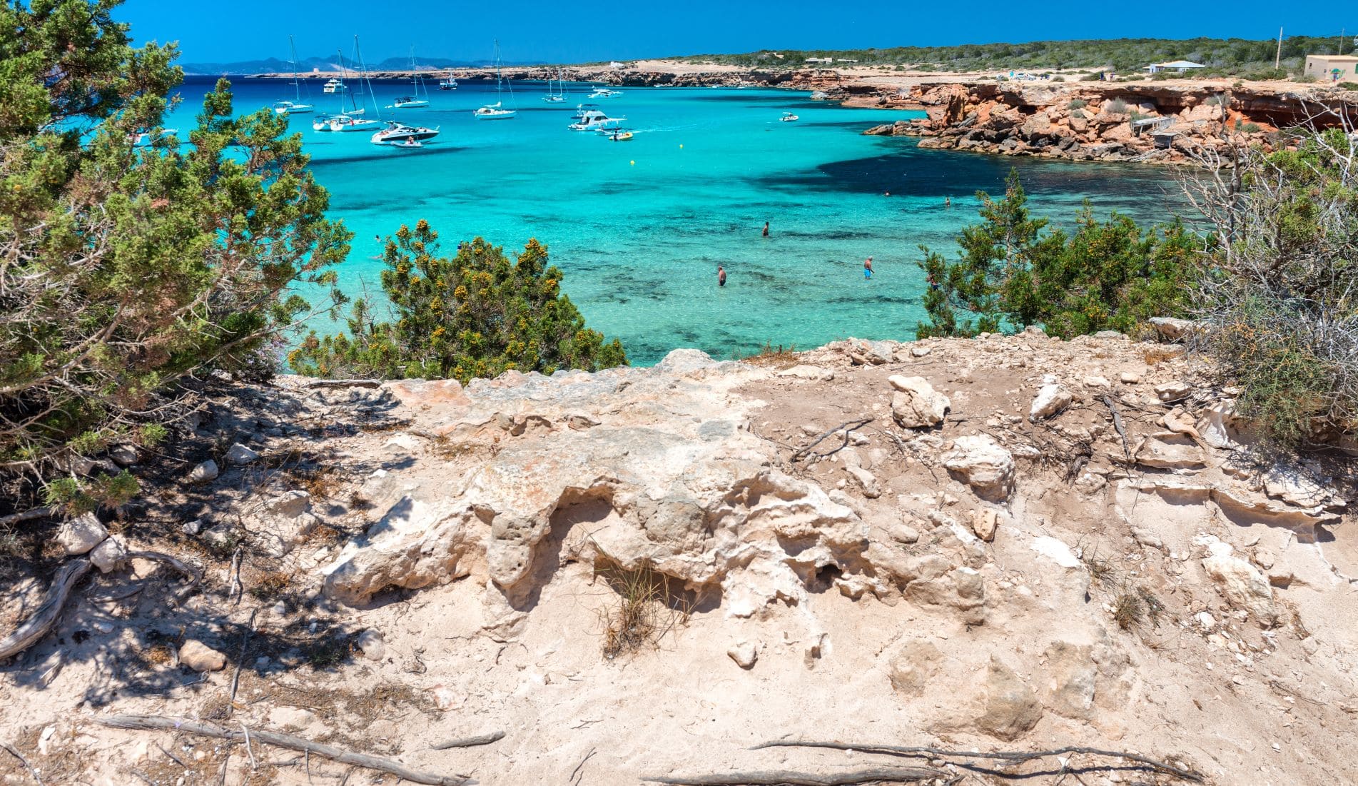Badende in der Cala-Saona-Bucht auf Formentera 