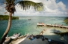 Menschen entspannen am Caye Caulker Split in Belize und schwimmen im Meer
