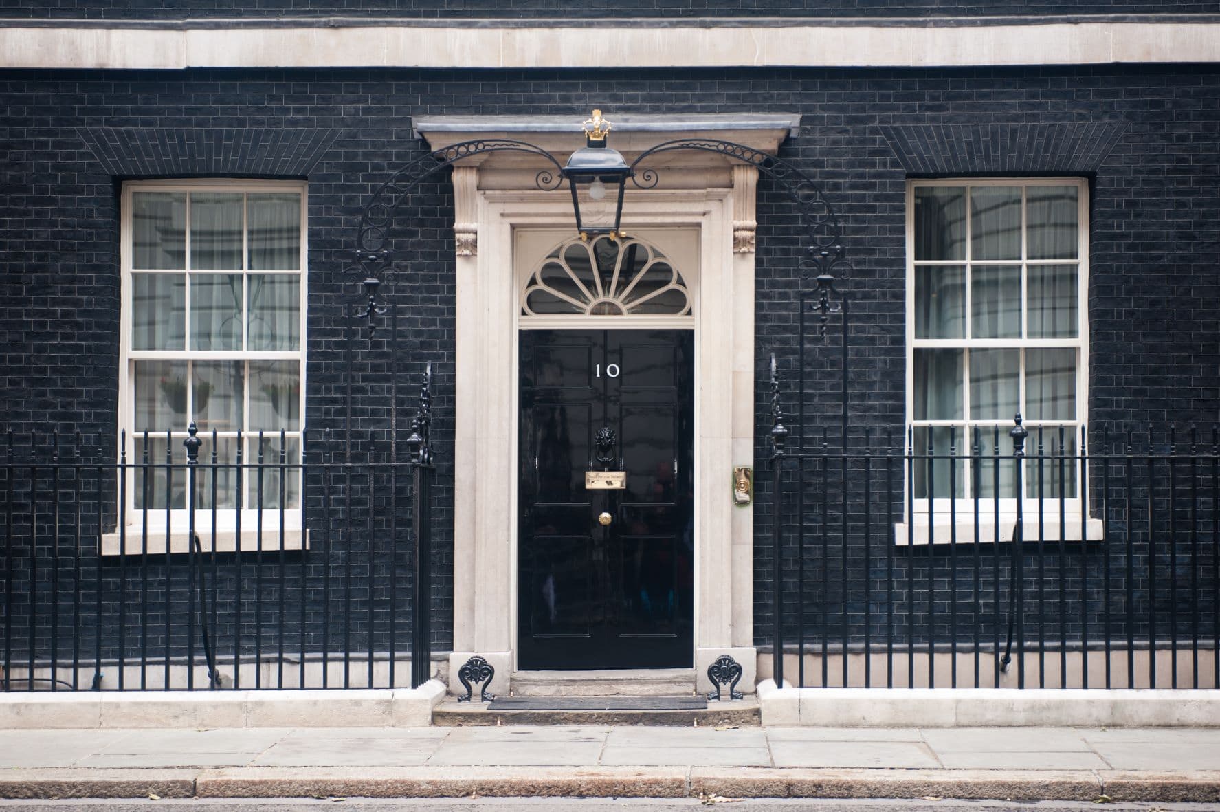 Eingangstür von Downing Street No. 10 in London 