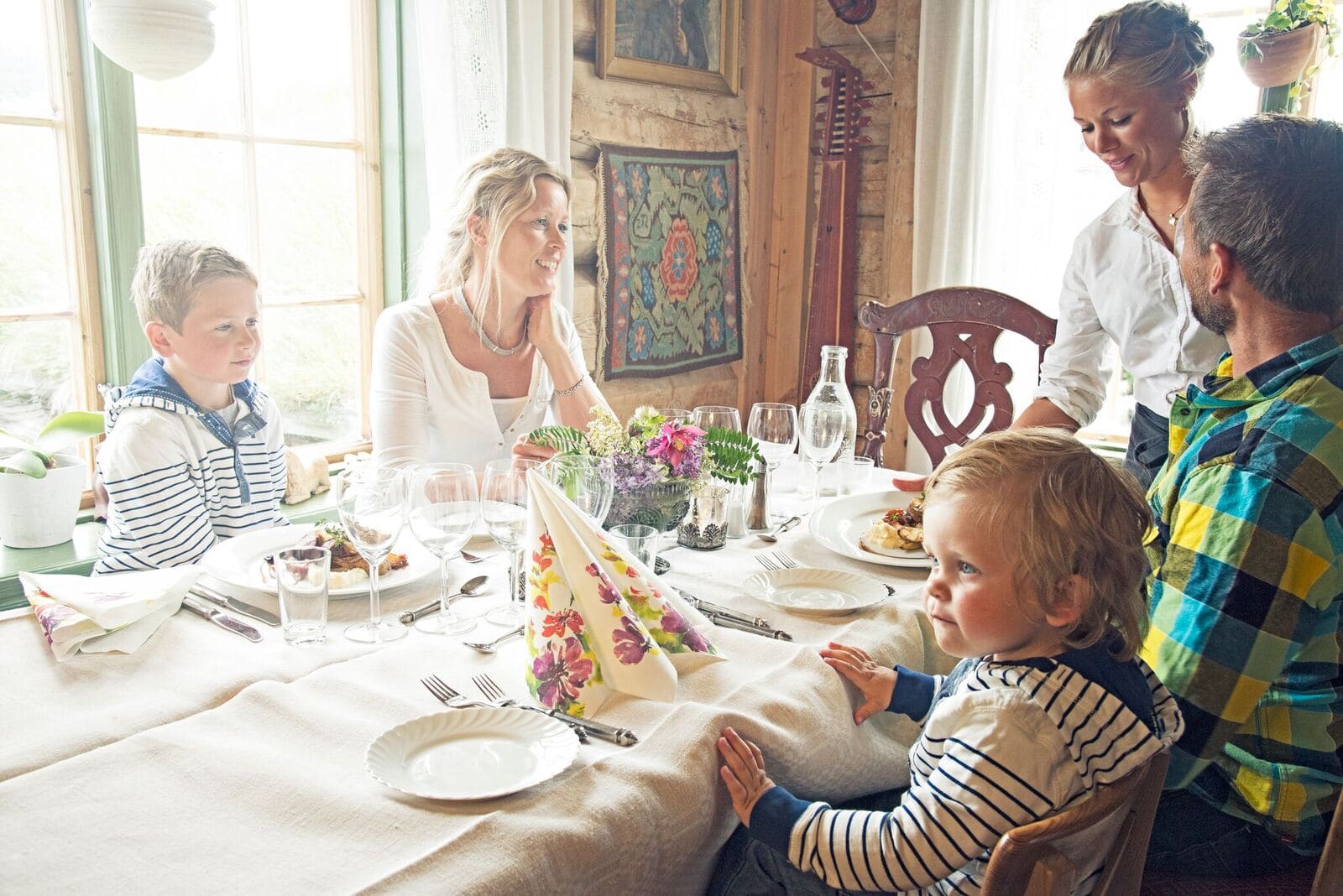 Familie am Essenstisch in Norwegen im Valbjor Gard 