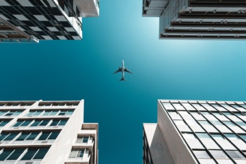 Flugzeug zwischen Wolkenkratzer