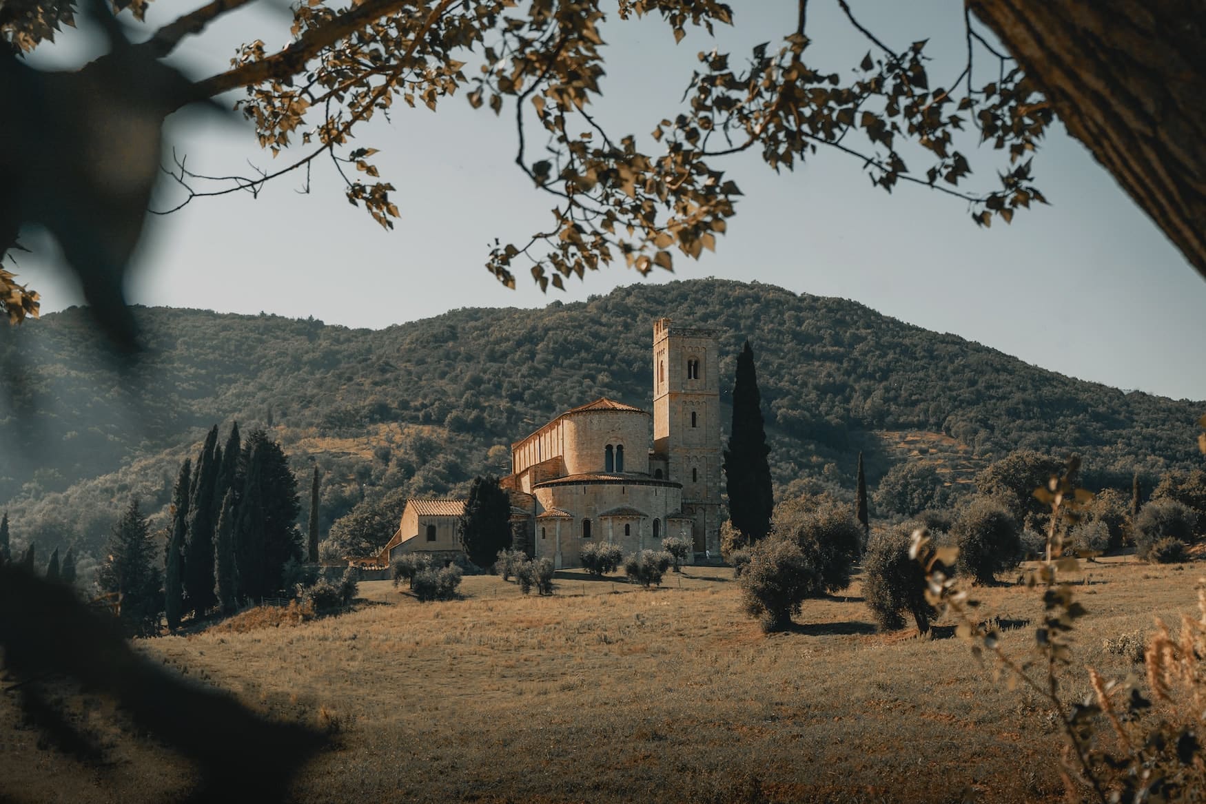 Kloster in italienischer Landschaft