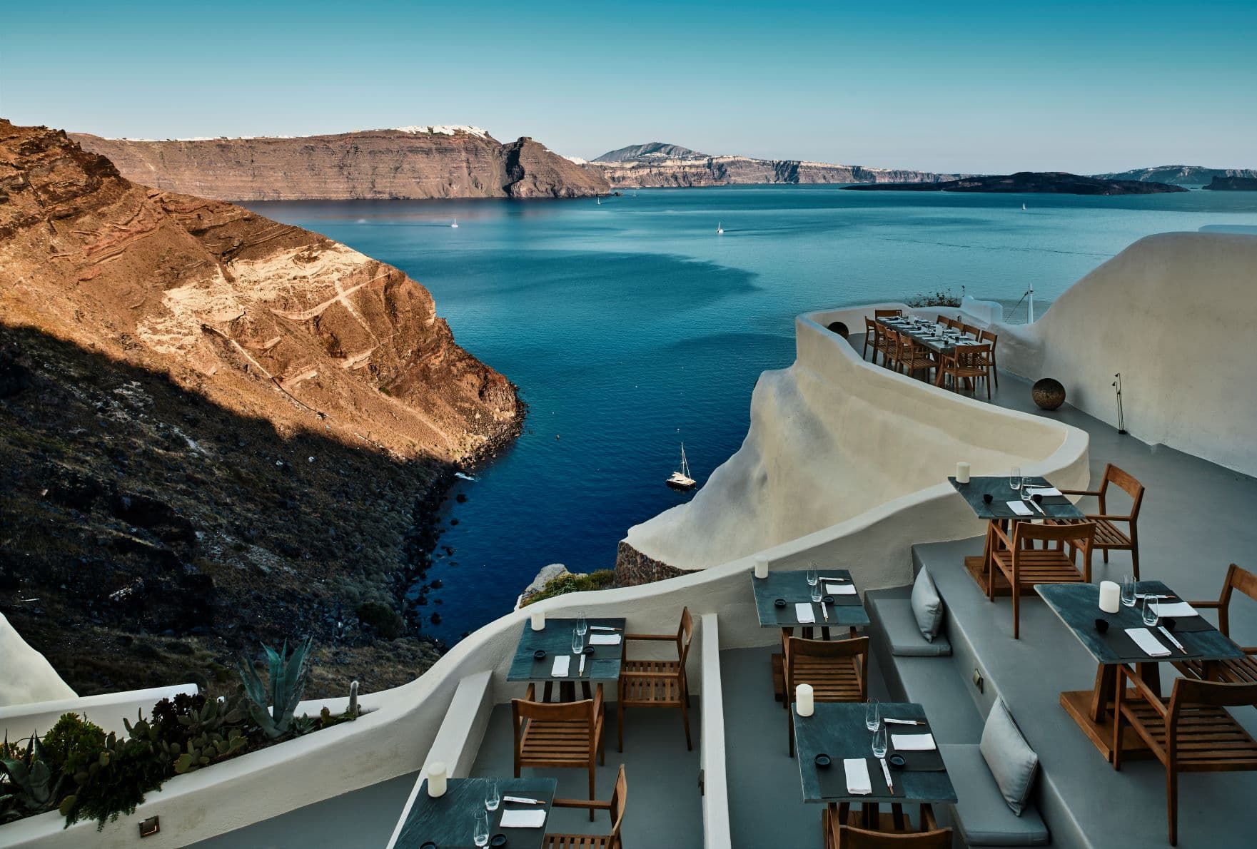 Restaurant-Terrasse des Mystique-Hotels auf Santorin 