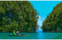 Türkises Wasser des Bojo River auf den Philippinen