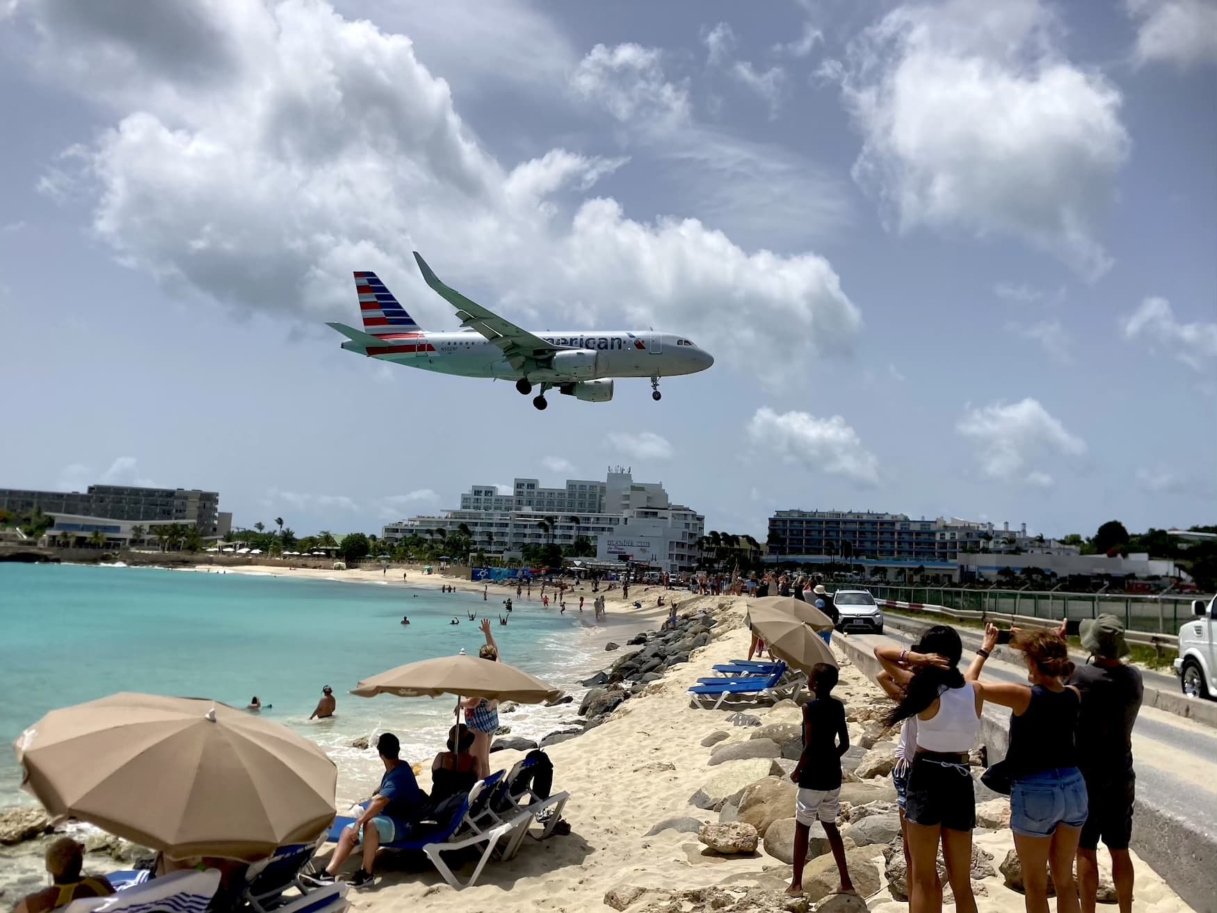 Maho Beach - Strand mit berühmten Flugzeugen auf Sint Maarten in der Karibik