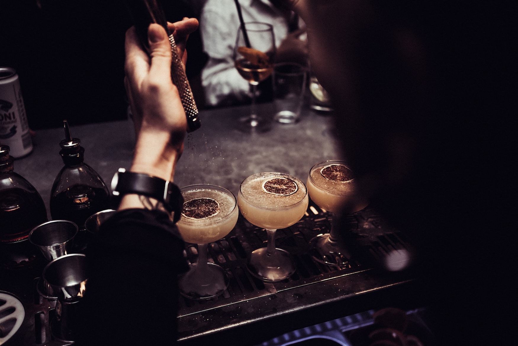 Drink in der Tjoget Bar in Stockholm