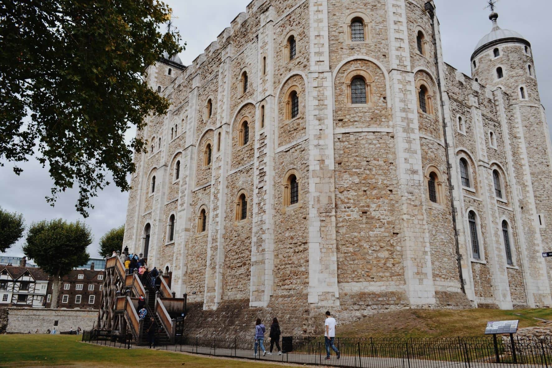 Besucher gehen in Tower of London 