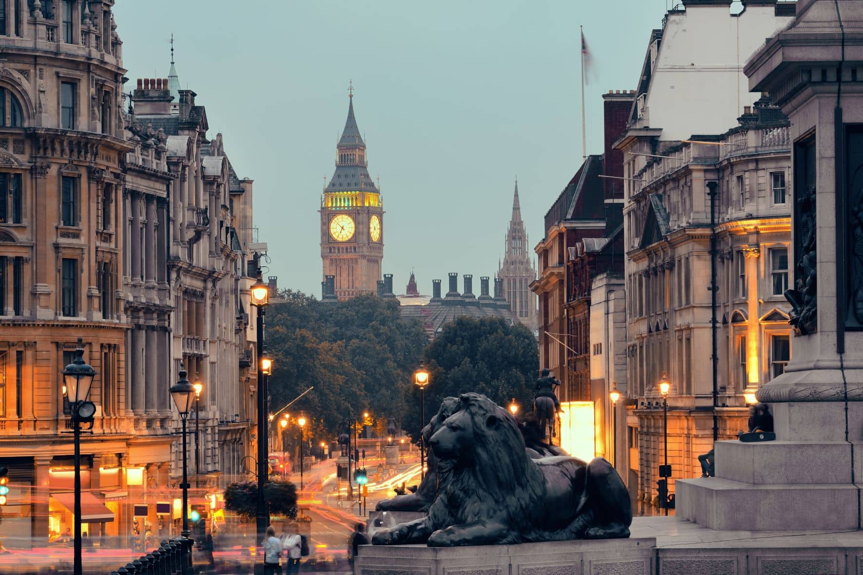 Denkmal auf dem Trafalgar Square in London, im Hintergrund Big Ben 