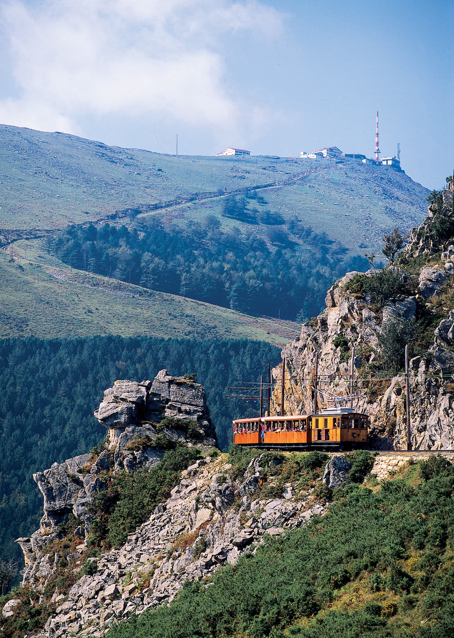Train de la Rhune fährt durch die Pyrenäen zwischen Frankreich und Spanien