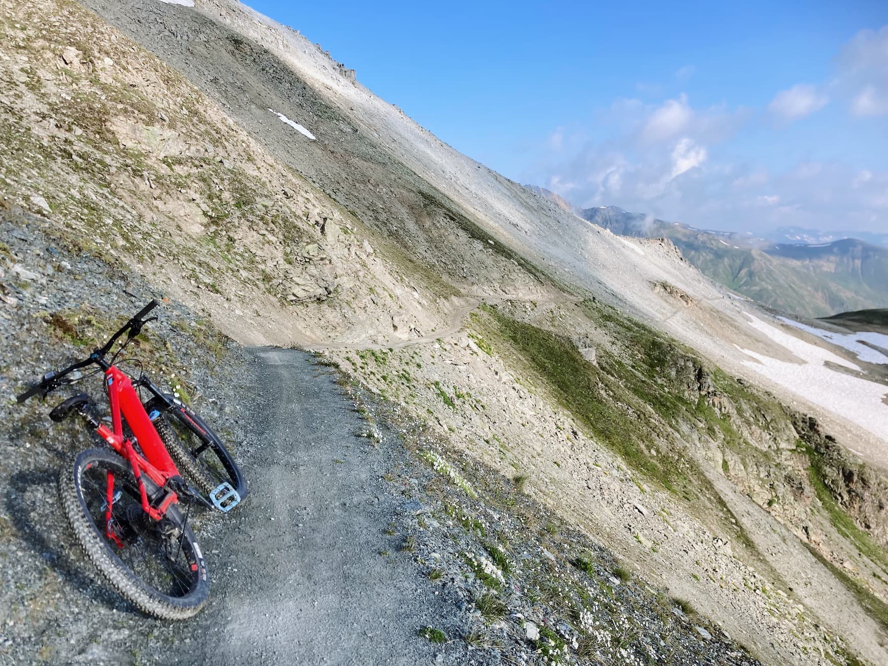 Mountainbike steht an schmalem Alpentrail
