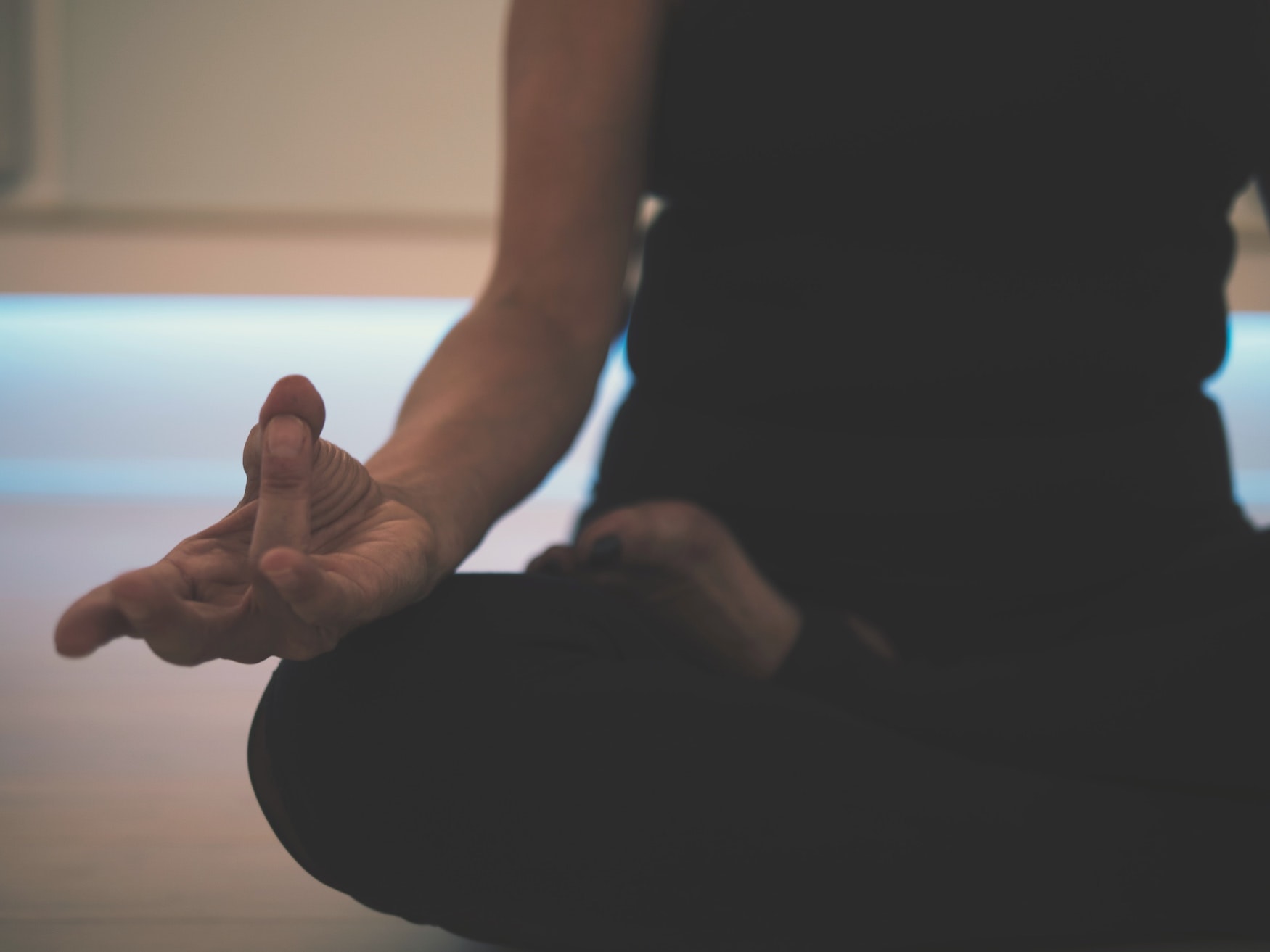 USA Wellness: Frau meditiert in größtem Meditationszentrum