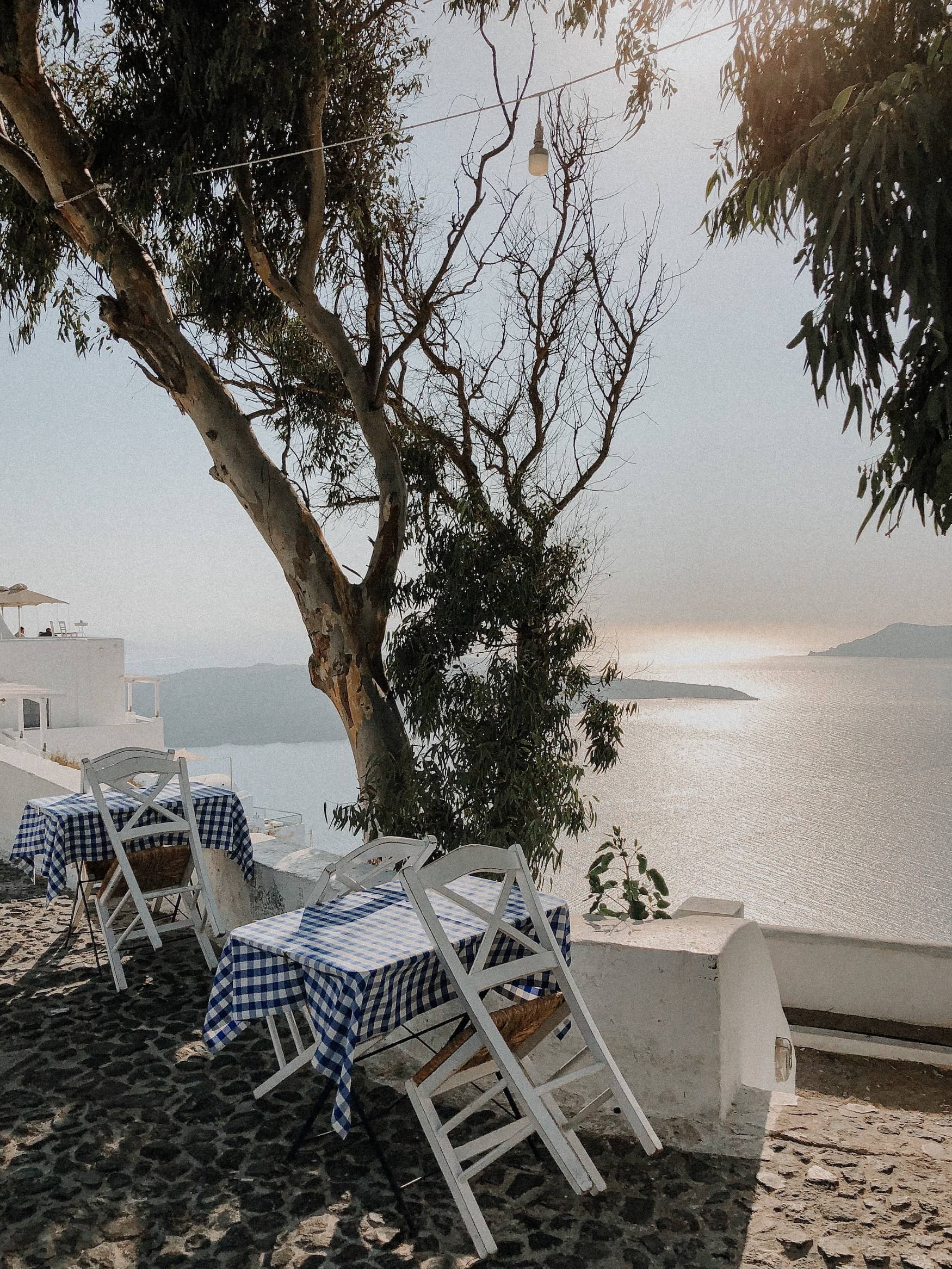 Geschlossenes Restaurant auf der Kykladeninsel Santorini mit Ausblick