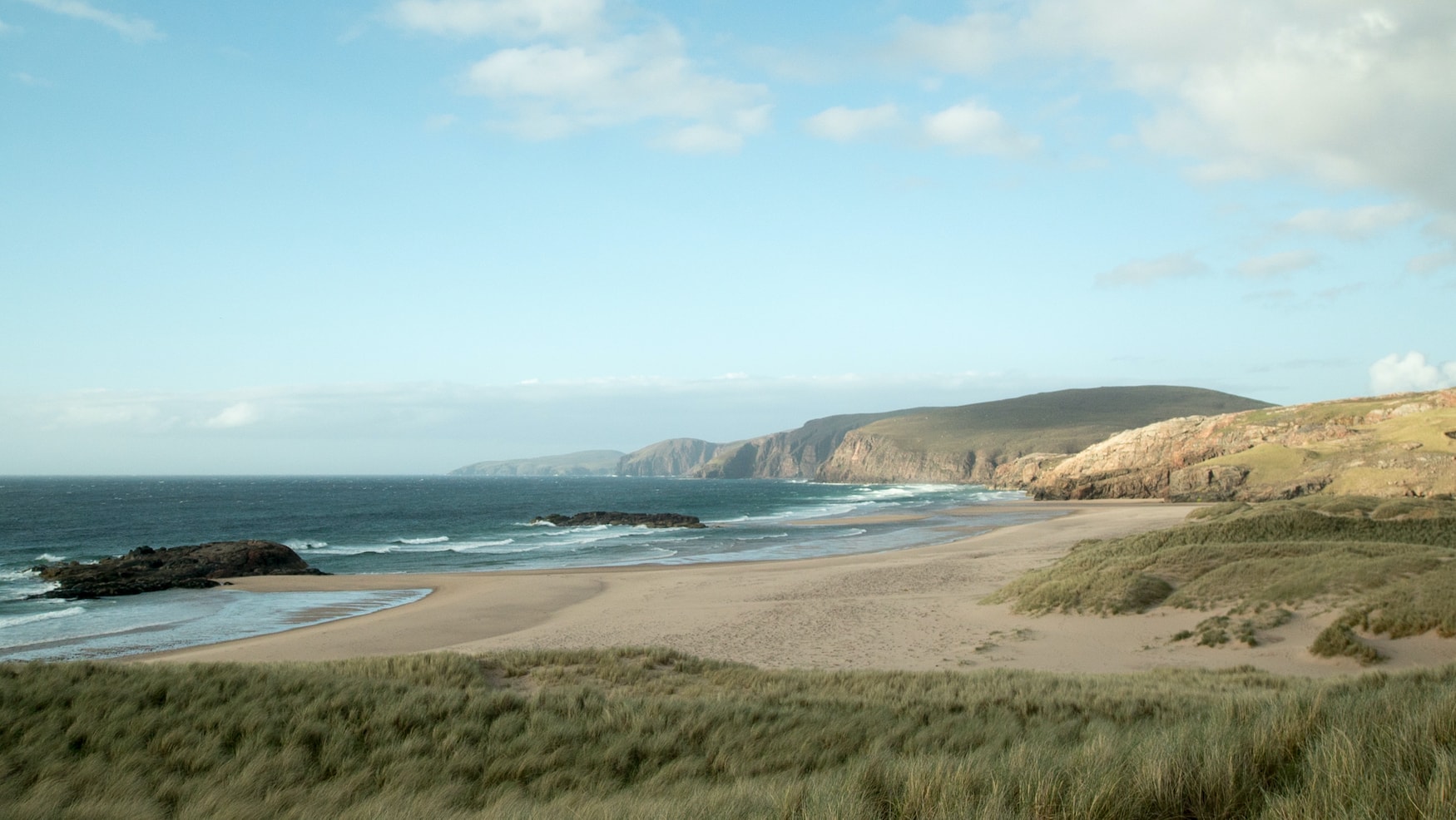 Versteckte Strände weltweit: Hier die Sandwood Bay in Schottland
