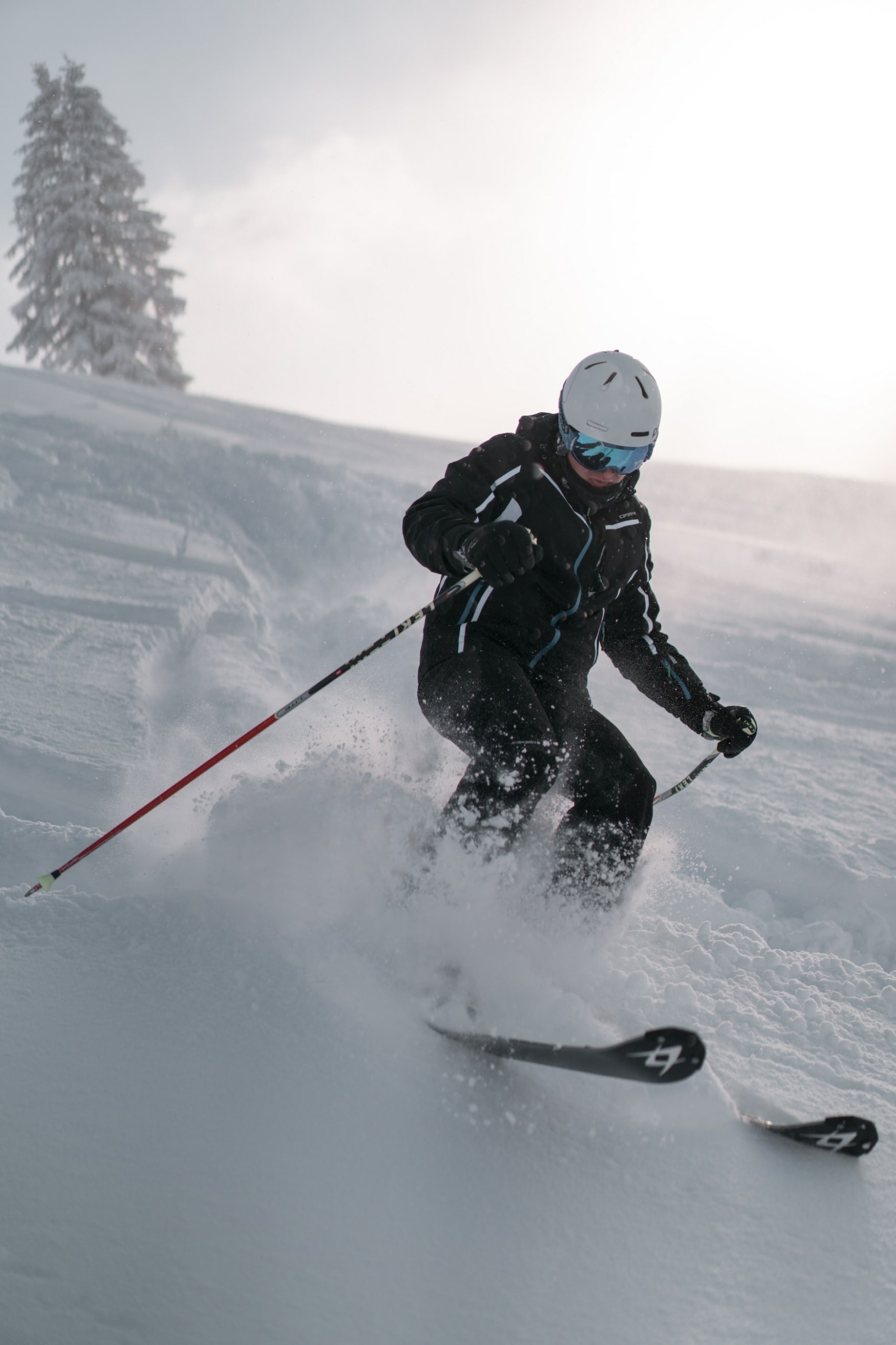 Skifahrer fährt Hang hinunter