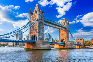 Blick auf Themse und Tower Bridge in London