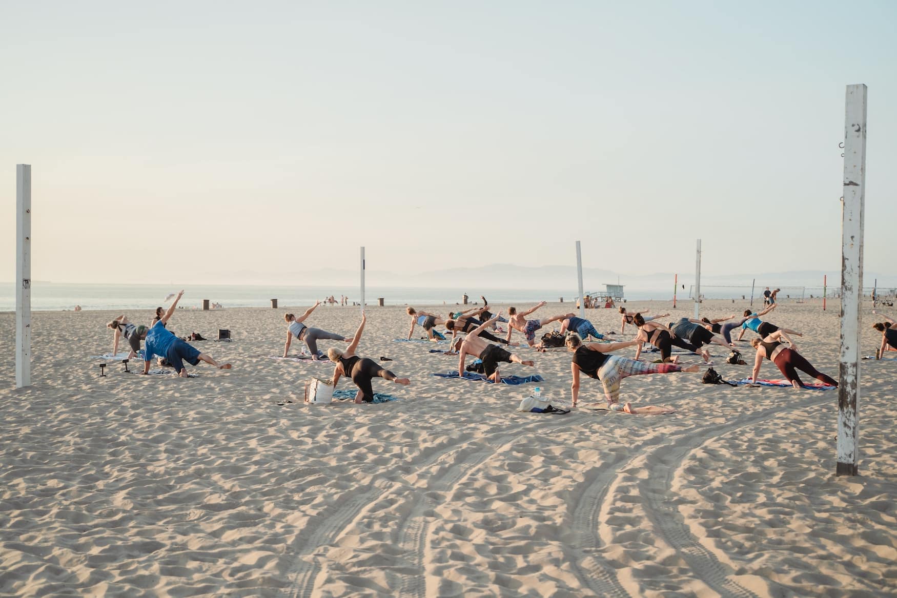 Yoga am Santa Monica Beach gehört zu den besten Wellness-Erlebnissen in den USA