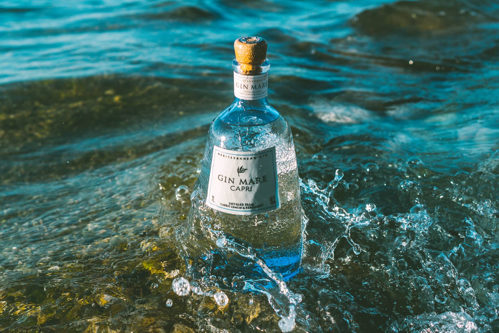 Alkoholflasche im Wasser