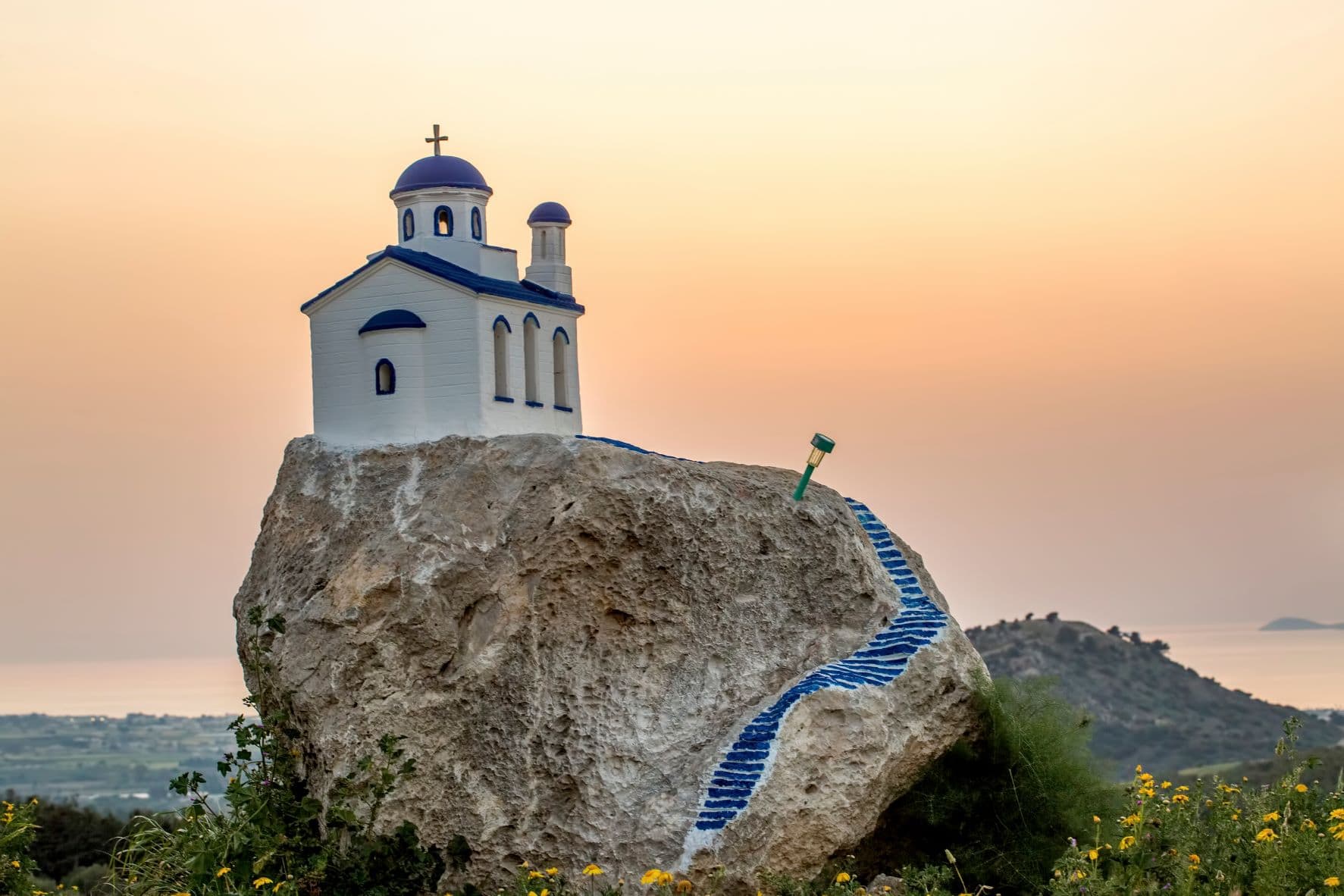 Kapelle auf einem Felsen im Dorf Zia auf der Insel Kos in der Ägäis