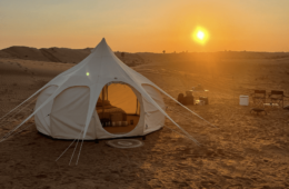 Glamping in der Wüste von Dubai bei Sonnenuntergang