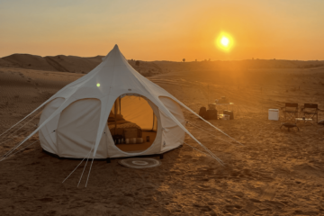 Glamping in der Wüste von Dubai bei Sonnenuntergang