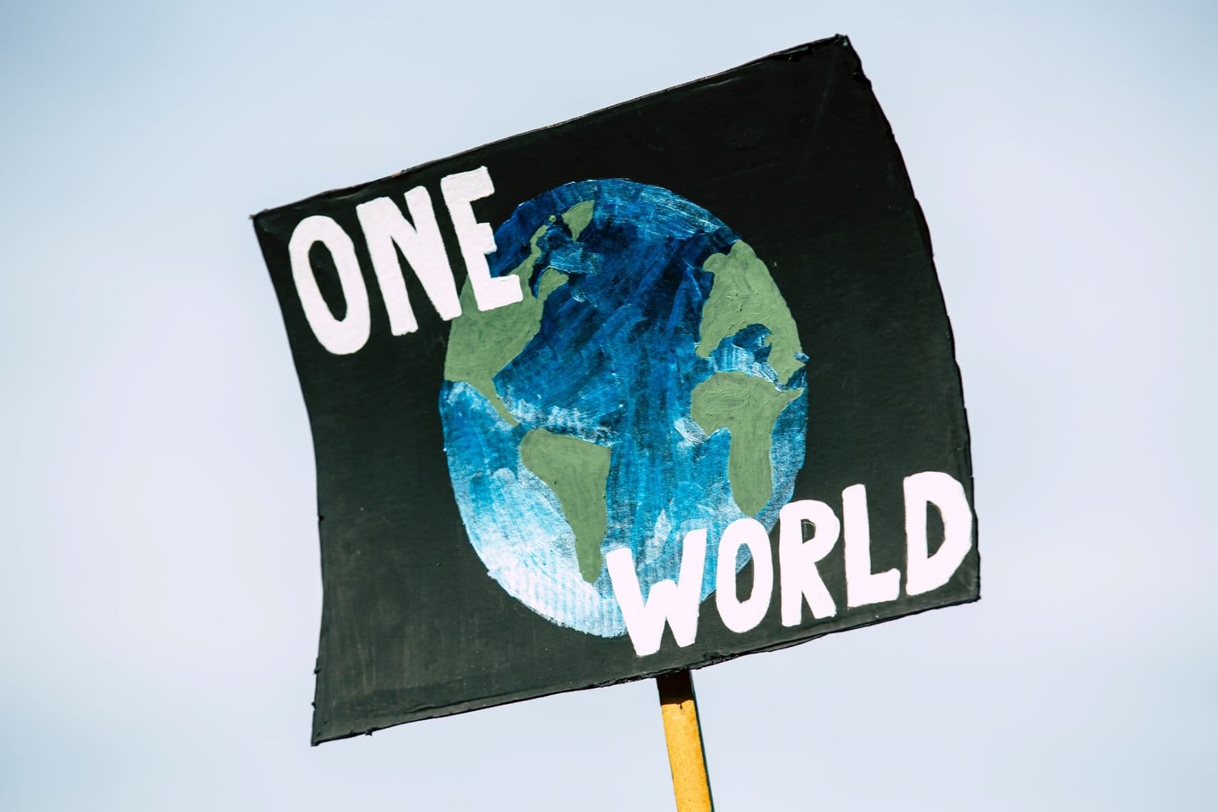 Plakat mit der Aufschrift "One World"