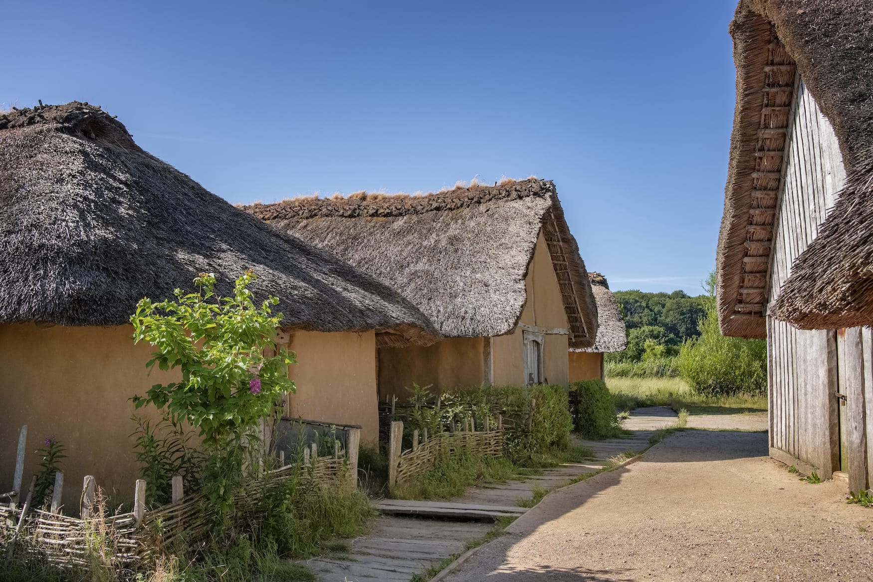 Die originalgetreu nachgebauten Häuser der Wikingersiedlung Haithabu gehören zum UNESCO Weltkulturerbe