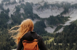 Frau mit roten Haaren blickt auf die Landschaft im Mount Rainier Nationalpark, USA