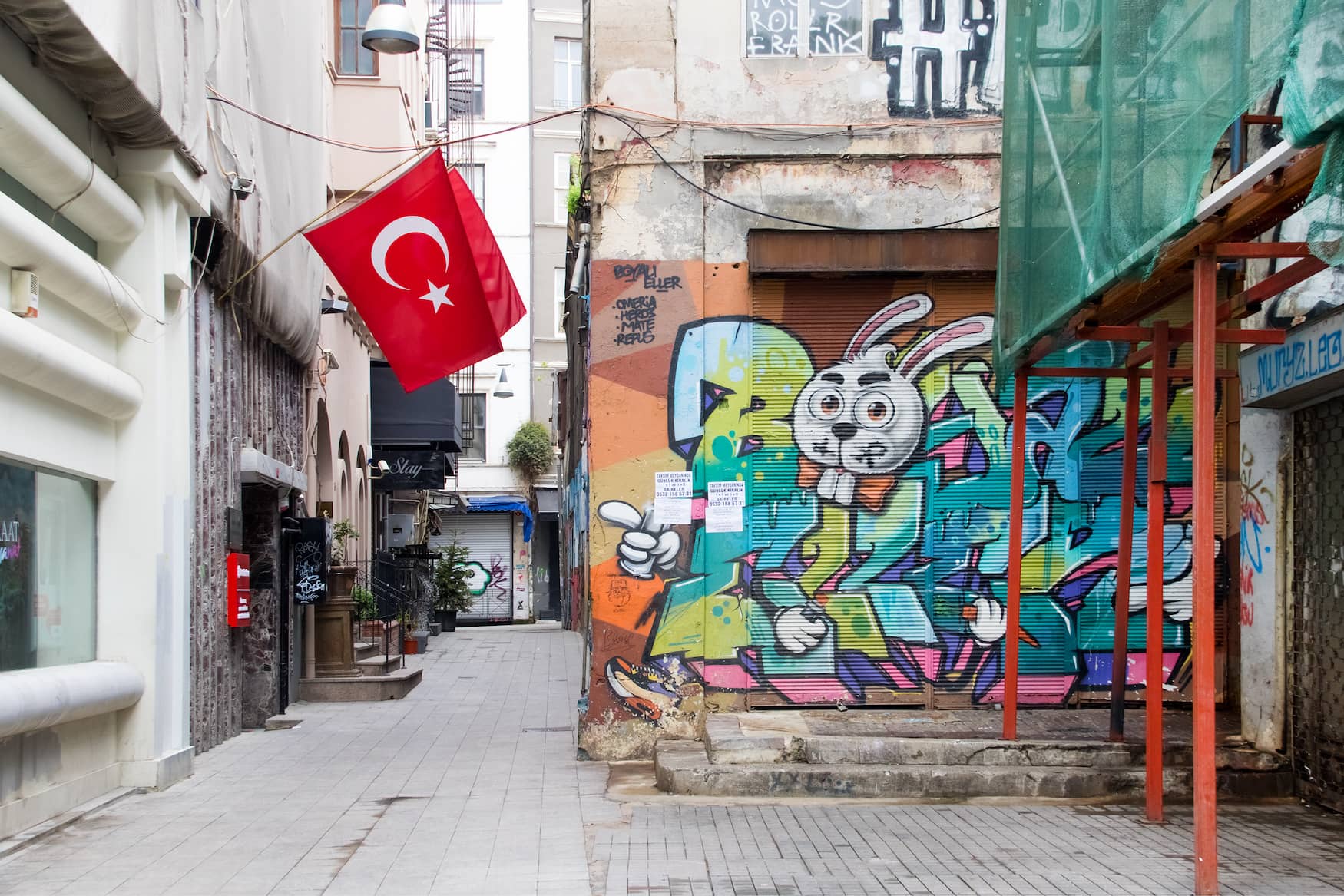 Graffiti in einer kleinen Straße in Istanbul