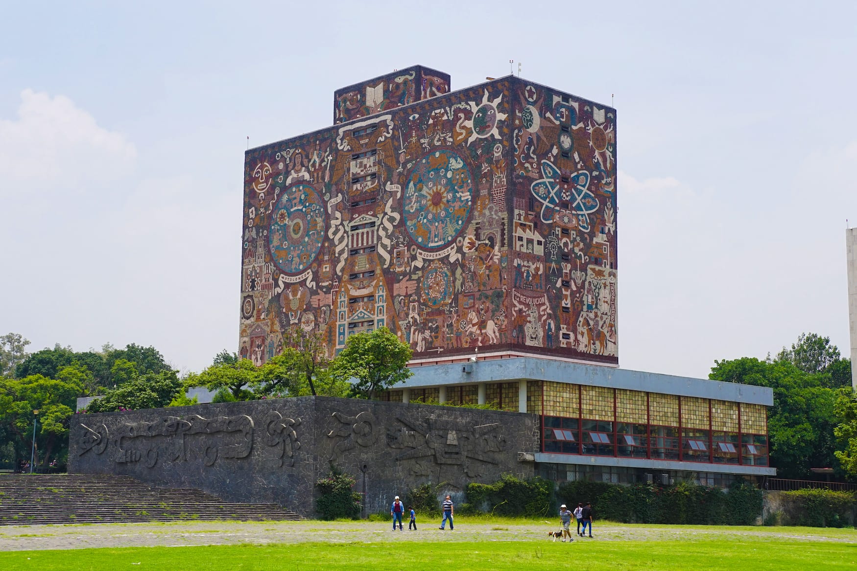 Campus der Universität in Mexiko Stadt mit indigener Straßenkunst