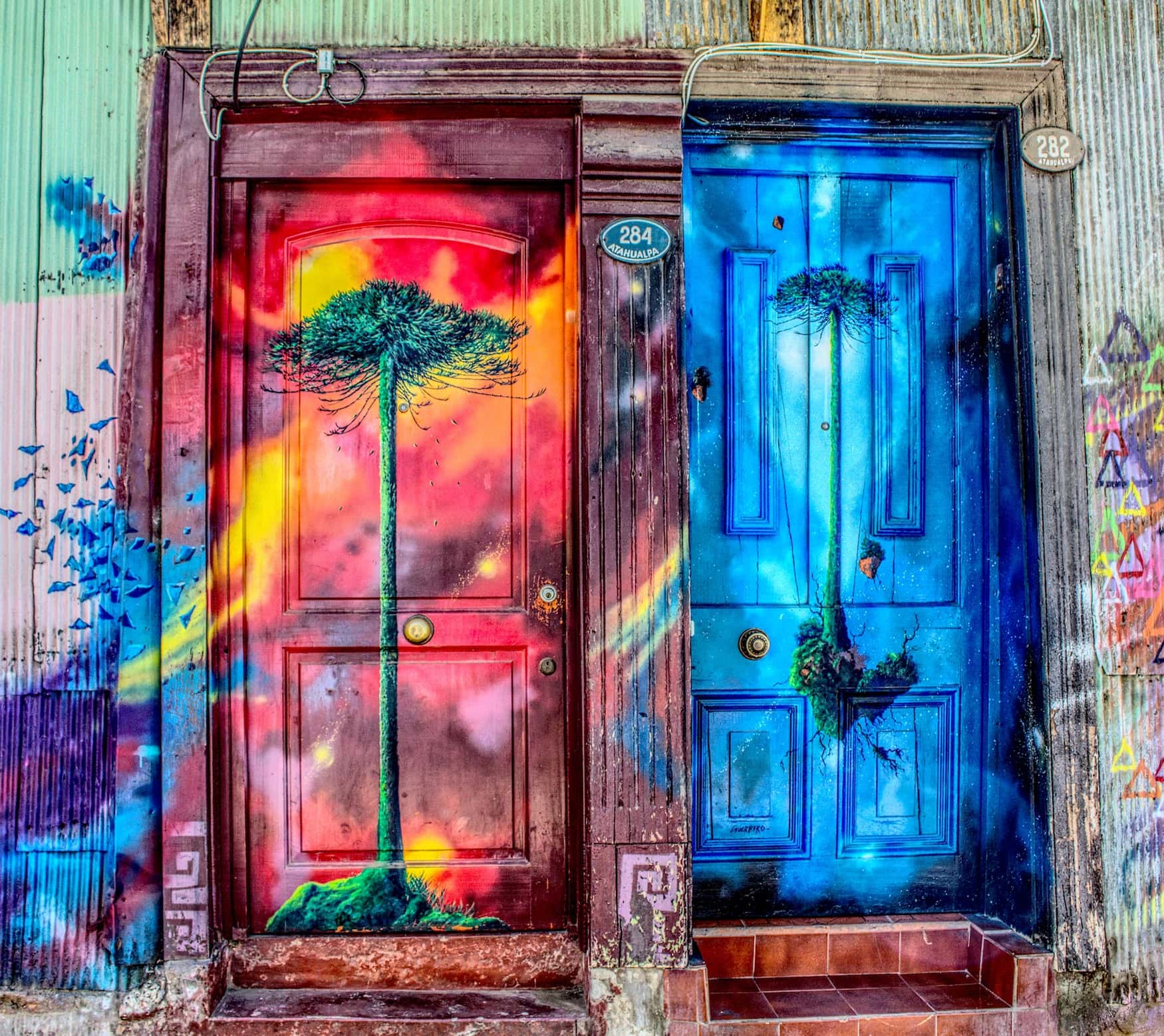 Bunte Eingangstüren in einem Viertel in Valparaíso iN Chile