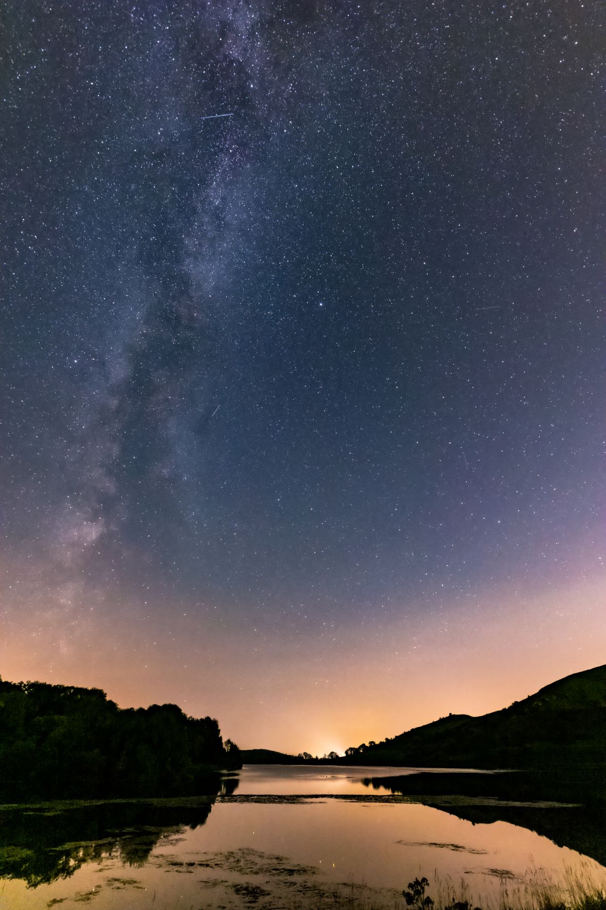 Blick in Sternenhimmel in Lough Gur, Irland 